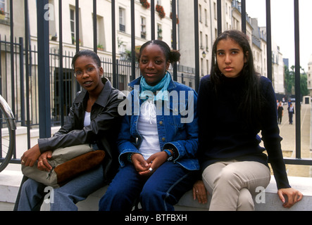 Liceo francese agli studenti studentesse sempre insieme in corrispondenza del recesso al Lycee Carlo Magno nel quartiere Marais di Parigi Francia Foto Stock