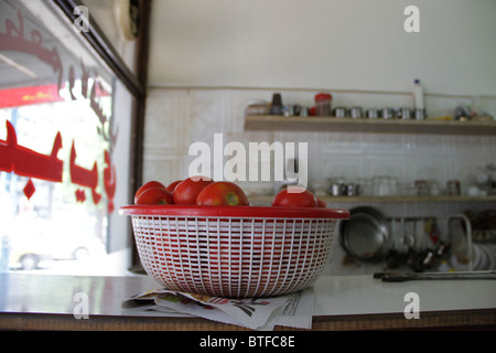 Una tipica caffetteria locale che vende bean piatti accompagnati con pomodori e cetrioli per la prima colazione o il pranzo Foto Stock