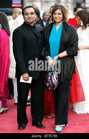 Attori Sanjeev Bhaskar e Meera Syal a carità Premiere di 'Mystic India " presso il Science Museum di Londra Foto Stock