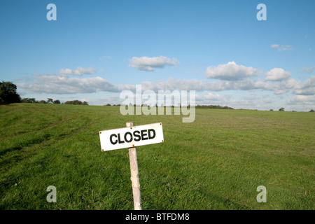 Un piuttosto incongruo " Chiuso " segno nel mezzo di un campo, Newmarket, Suffolk, Regno Unito Foto Stock