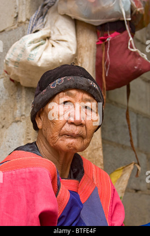 Vecchia donna, 86, indossando i vestiti tradizionali della tribù Lisu, Lisu Village Chiang Mai area del nord della Thailandia. Foto Stock