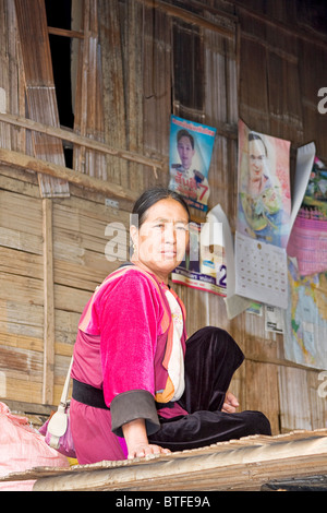 La donna siede sulla piattaforma in Lisu Village Chiang Mai area del nord della Thailandia. Foto Stock