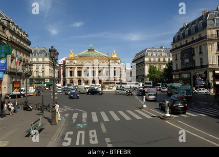 Place de l' Opera, Palais Garnier come visto da Avenue de l' Opera, Parigi Francia. Foto Stock