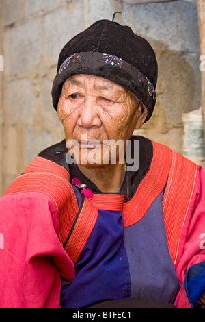 Vecchia donna, 86, indossando i vestiti tradizionali della tribù Lisu, Lisu Village Chiang Mai area del nord della Thailandia. Foto Stock