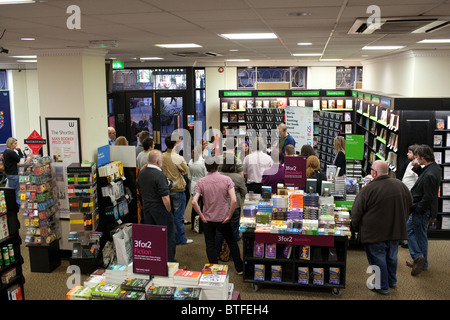 Brillanti giovani le cose serie del libro pubblicato da Parthian lancio al Watersones bookshop a Cardiff, nel Galles. Foto Stock