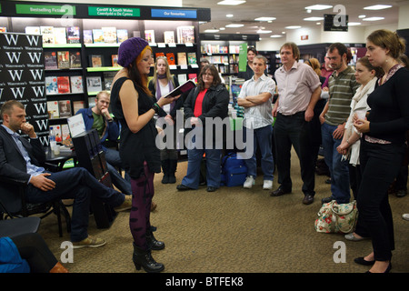 Brillanti giovani le cose serie del libro pubblicato da Parthian lancio al Watersones bookshop a Cardiff, nel Galles. Foto Stock