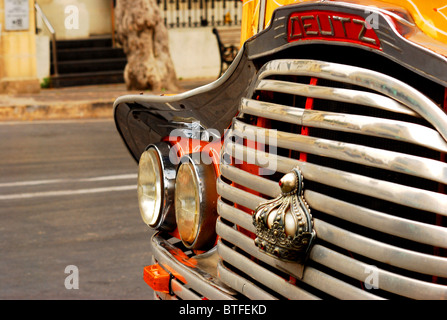 Dettagli di un classico bus di Malta ha preso durante l'estate 2009 andando in spiaggia Foto Stock