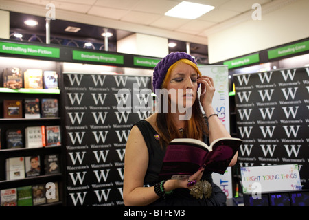 Brillanti giovani le cose serie del libro pubblicato da Parthian lancio al Watersones bookshop a Cardiff, nel Galles. Foto Stock