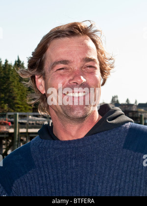 Un orgoglioso giovane lobsterman al molo di Islesford, Maine. Foto Stock