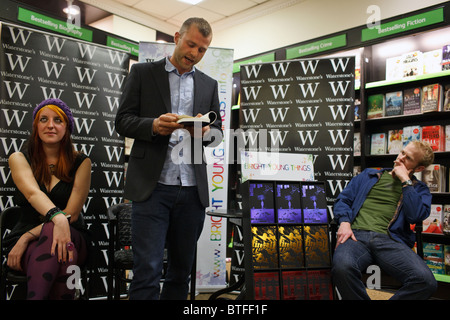 Brillanti giovani le cose serie del libro pubblicato da Parthian lancio al Watersones bookshop a Cardiff, nel Galles. Foto Stock