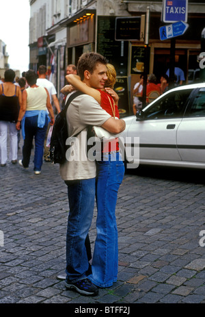 Persone, giovane, giovane donna giovane coppia, coppia, Montmartre e il quartiere di Montmartre, Parigi, Ile-de-France, Francia, Europa Foto Stock