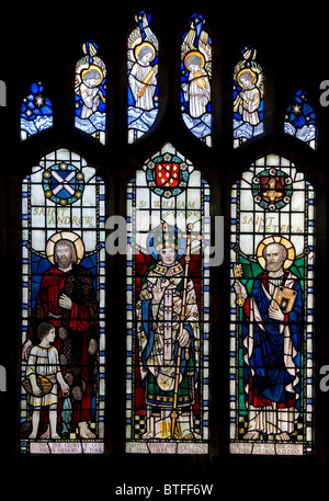 Vetrata raffigurante tre santi dentro la chiesa di San Nicola a Bradfield Sheffield South Yorkshire R.U. Foto Stock