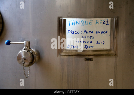 Il Las Vinas de Oro Pisco distilleria in El Carmen quartiere di Chincha, Perù su della costa meridionale del paese. Foto Stock