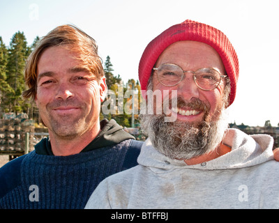 Due fieri giovani lobsterman al molo di Islesford, Maine. Foto Stock