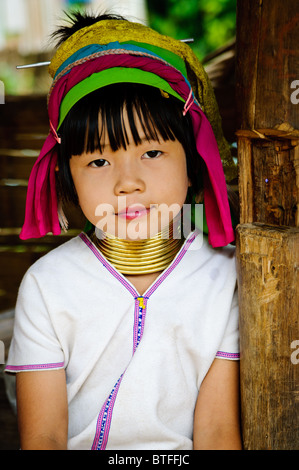 Bambino in un piccolo villaggio nella provincia di Chiang Rai, la Thailandia del Nord Foto Stock