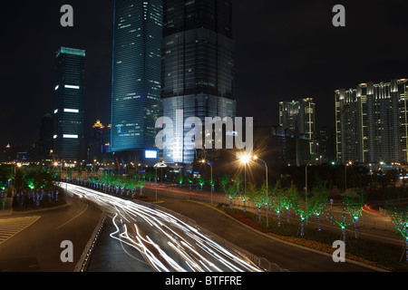 Il traffico in una strada di shanghai a Pudong Foto Stock