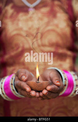 Giovane ragazza indiana tenendo accesa una lampada a petrolio. India Foto Stock