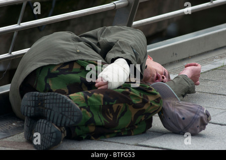 Senzatetto uomo visto sul ponte di Waterloo, Londra Foto Stock