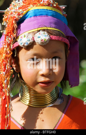 Un timido poco giovane ragazza di Karen Hill tribe, Chiang Mai, Thailandia. Foto Stock