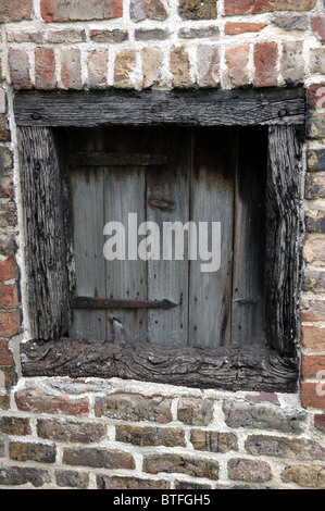 Rustici di legno porta in casa Frampton-on-Severn, Gloucestershire, Regno Unito Foto Stock