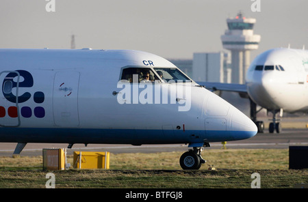 I piloti taxi su aeroporti di Gatwick pista prima di decollare. Foto di James Boardman Foto Stock