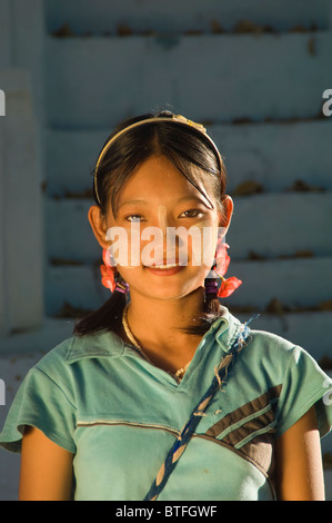 Giovane ragazza birmano con corteccia thanaka make-up, Amarapura, birmania, myanmar Foto Stock