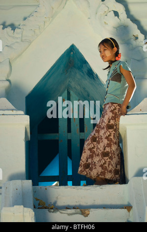 Giovane ragazza birmano con corteccia thanaka make-up, Amarapura, birmania, myanmar Foto Stock