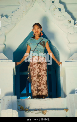 Giovane ragazza birmano con corteccia thanaka make-up, Amarapura, birmania, myanmar Foto Stock