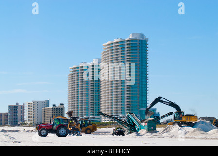 BP pulizia spiaggia equipaggi individuare e pulire sotto la superficie di olio, Orange Beach, Alabama, Stati Uniti Foto Stock