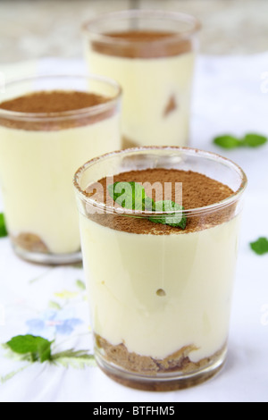 Dolce italiano tiramisù in un bicchiere di vetro Foto Stock