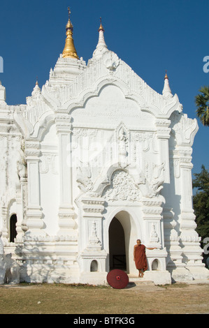 Giovane monaco buddista di fronte alla Pagoda Settawya, Mingun, birmania, myanmar Foto Stock