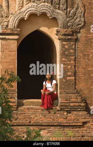 Giovane donna birmana, Dhammayangyi tempio, Bagan (pagano), Myanmar (Birmania) Foto Stock