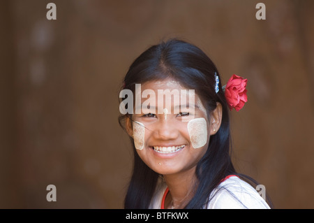 Ritratto di una giovane donna birmana, Bagan (pagano), Myanmar (Birmania) Foto Stock