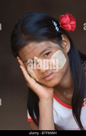 Ritratto di una giovane donna birmana, Bagan (pagano), Myanmar (Birmania) Foto Stock