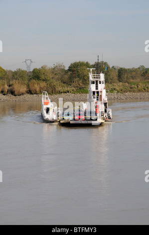 I veicoli a bordo della Saint Hermland un traghetto roro che attraversa la Loira tra le Pellerin e Coueron vicino a Nantes FRANCIA Foto Stock