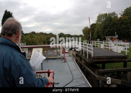 Fiume inglese cruiser MV Edward Elgar avvicinando un ponte girevole su Gloucester e nitidezza canal Foto Stock