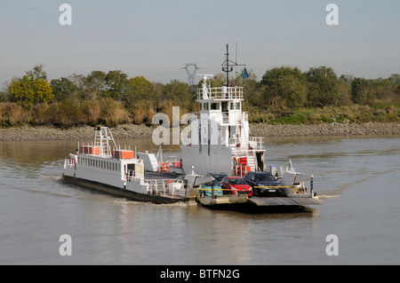 I veicoli a bordo della Saint Hermland un traghetto roro che attraversa la Loira tra le Pellerin e Coueron vicino a Nantes FRANCIA Foto Stock