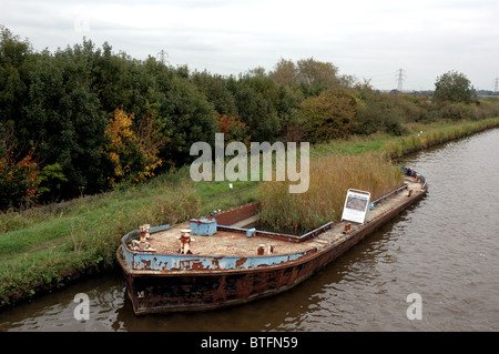 Affondato e chiatta sovradimensionate su Gloucester e Nitidezza Canal. Foto Stock
