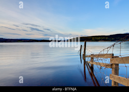 Kielder acqua nel tardo pomeriggio di sole autunnale, Tyne Nord Valle, Northumberland Foto Stock