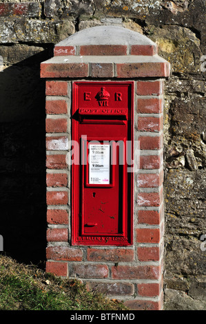 Un rosso Royal Mail casella postale ER. Ottobre 2010 Foto Stock