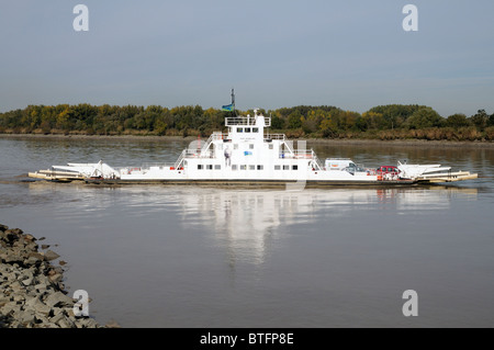 I veicoli a bordo della Saint Hermland un traghetto roro che attraversa la Loira tra le Pellerin e Coueron vicino a Nantes FRANCIA Foto Stock