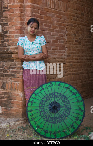 Giovane donna birmana con un ombrellone verde, Bagan (pagano), Myanmar (Birmania) Foto Stock