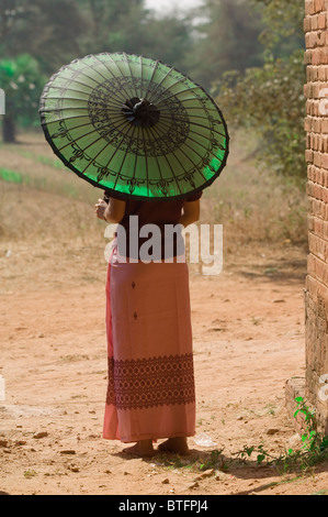 Giovane donna birmana con un ombrellone verde, Bagan (pagano), Myanmar Foto Stock