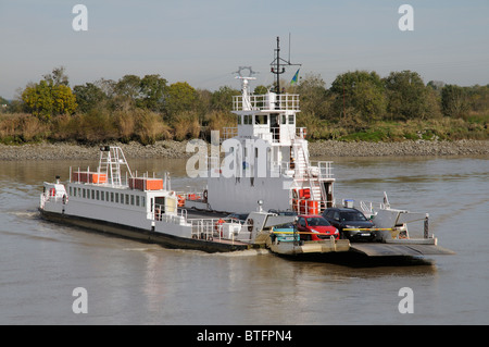 I veicoli a bordo della Saint Hermland un traghetto roro che attraversa la Loira tra le Pellerin e Coueron vicino a Nantes FRANCIA Foto Stock