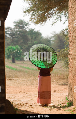 Giovane donna birmana con un ombrellone verde, Bagan (pagano), Myanmar Foto Stock