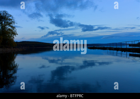 Kielder acqua in autunno al crepuscolo, Tyne Nord Valle, Northumberland Foto Stock
