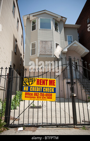 Un No Credit Check affitto mi segno su una porta di casa a Newark NJ USA. Foto Stock