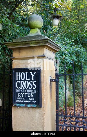 Ingresso alla chiesa di Santa Croce, Ryton, Tyne and Wear. Foto Stock