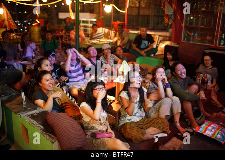 Il coreano i turisti e i tifosi di calcio guardare la Coppa del Mondo 2010 in McLo bar in McLeod Ganj in Dharamshala in India. Foto Stock