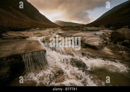 Moody valle di Glen Catacol e cascata su Abhainn Mor, Arran, Scotland, Regno Unito Foto Stock